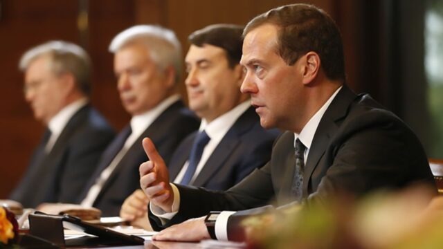 Медведев потребовал от министров слаженной работы в канун выборов