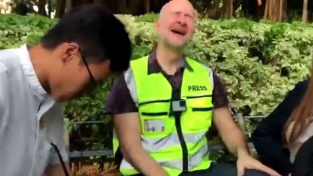 Корреспондент и оператор RTVI пострадали при разгоне демонстрации в Гонконге