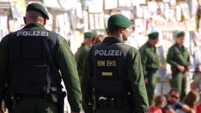 В Германии расследуют дело о покушениях на левых политиков из-за кризиса с беженцами