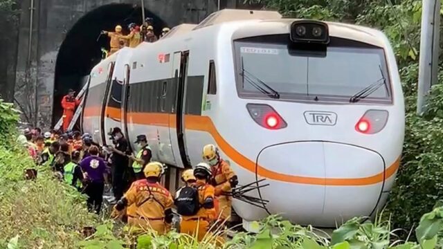 На Тайване в железнодорожной катастрофе погибли больше 50 человек