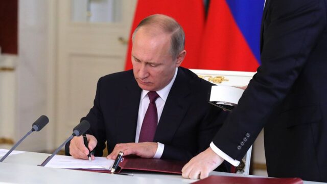 Путин подписал закон о смягчении наказания по статье об экстремизме