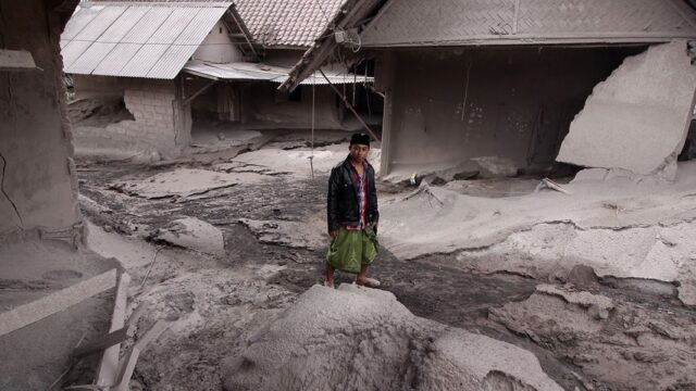 56 человек погибли из-за извержения самого высокого вулкана на острове Ява