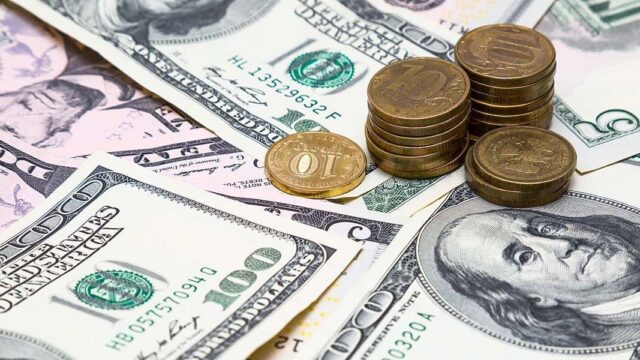 Курс доллара к рублю достиг максимума за семь месяцев. Вместе с ним подорожал и евро