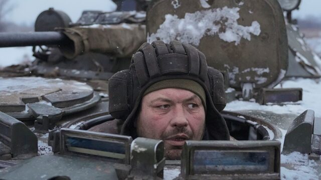 Украина и ЛНР заявили о переброске военных и техники к линии соприкосновения