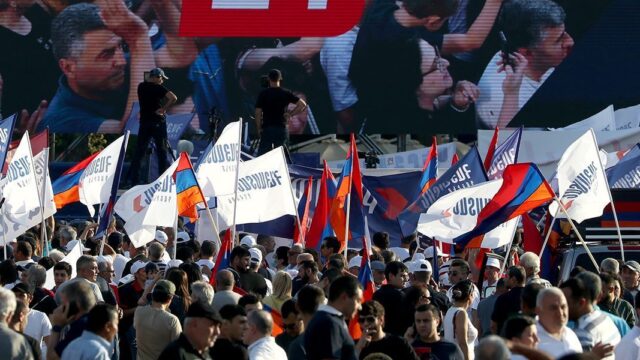 В Ереване прошел многотысячный митинг в поддержку Кочаряна