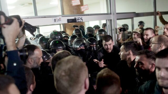 В Сербии протестующие ворвались в здание государственного телеканала