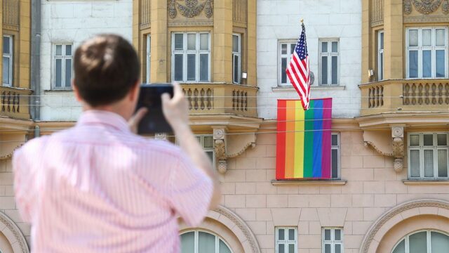 На здании американского посольства в Москве вывесили радужный флаг. Имеют право, это их территория