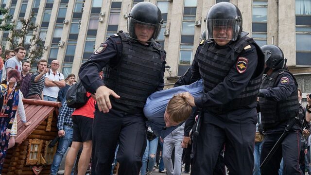 Задержанный после митинга Навального в Москве школьник признал вину