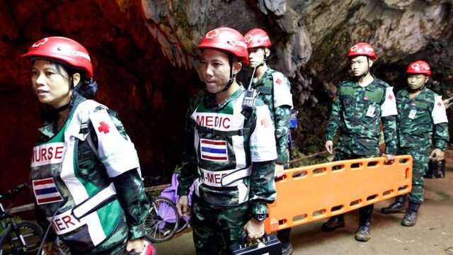 В Таиланде из затопленной пещеры спасли всех детей и их тренера
