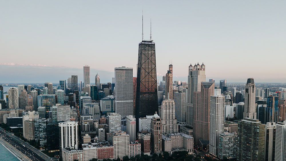 В Чикаго пассажиры лифта пролетели 85 этажей и выжили