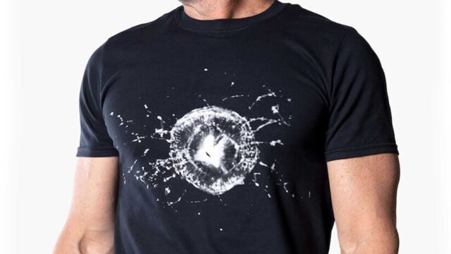 Tesla продает «пуленепробиваемую футболку», на которой изображено разбитое стекло Cybertruck
