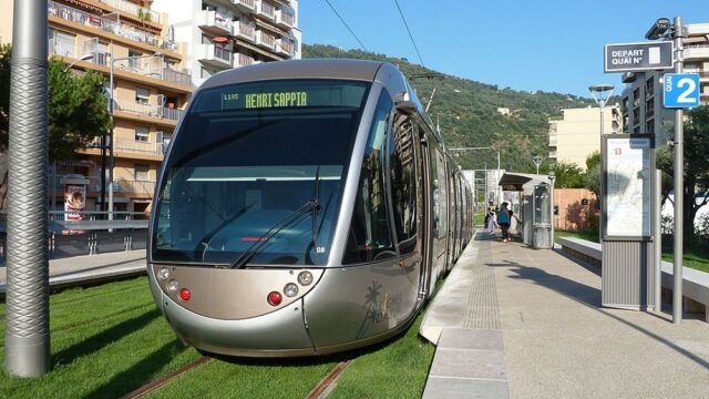 В Ницце запустили бесконтактный трамвай, который заряжается на остановках
