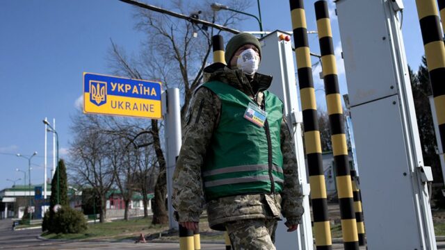 Зеленский закроет границу для украинцев, которые не вернутся к 27 марта