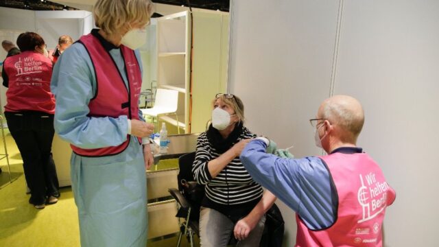 В Германии восьмерым сотрудникам дома престарелых по ошибке вкололи пятикратную дозу вакцины от коронавируса