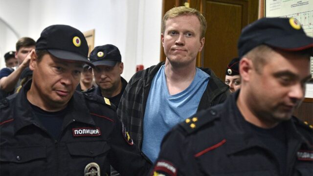 Суд в Москве арестовал участника акции 27 июля Сергея Фомина, который добровольно сдался полиции