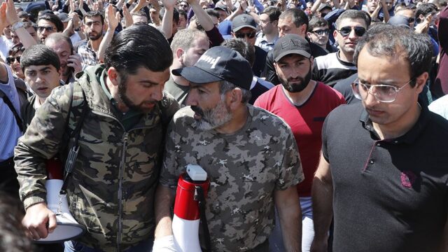 Сторонники Пашиняна снова перекрыли дороги в Ереване
