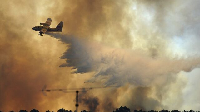 Власти Португалии опровергли новость о падении самолета при тушении пожара