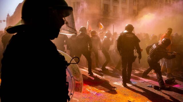 В Барселоне произошли столкновения полиции и каталонских сепаратистов