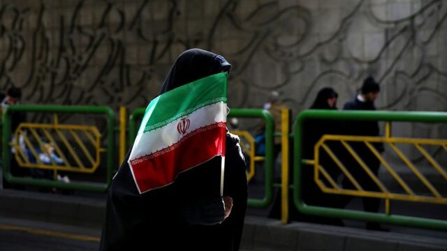 Иранцы напали на полицию нравов, которая задержала двух женщин за «неправильно» надетые хиджабы