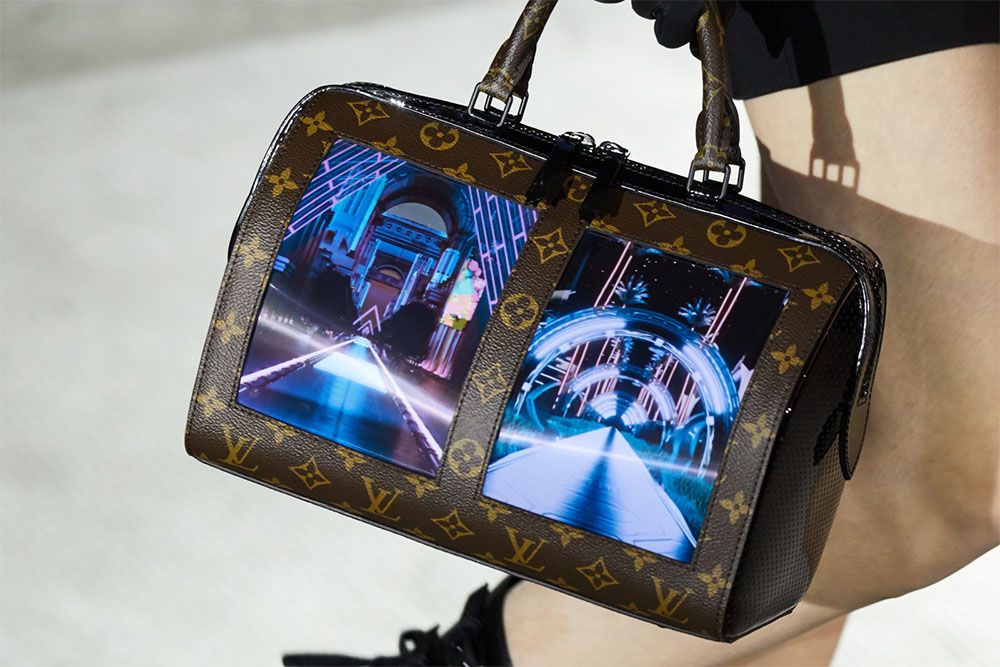 Louis Vuitton показал сумки с гибкими AMOLED-экранами — на одном из них заметили веб-браузер