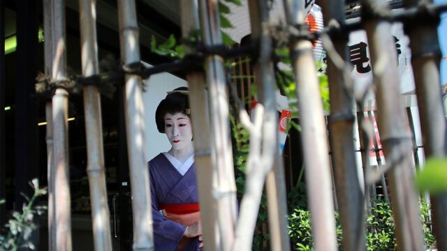 Жители одного из районов Киото запретили туристам фотографировать их дома и гейш