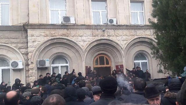 В Абхазии протестующие попытались штурмовать администрацию президента