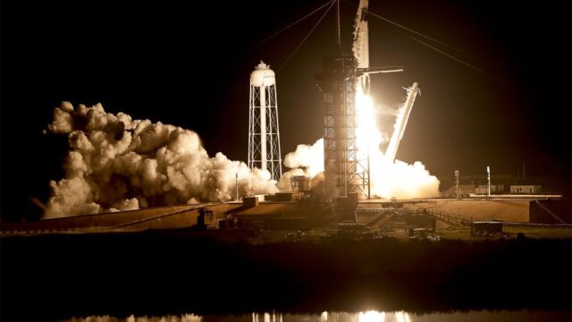 SpaceX успешно запустила корабль Crew Dragon, который будет доставлять астронавтов на МКС
