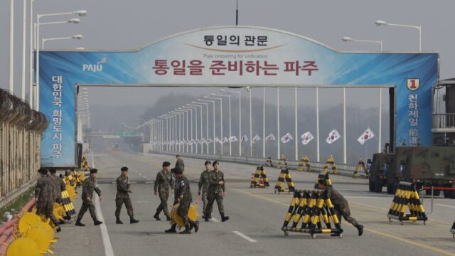 Лидеры Северной и Южной Кореи впервые встретились на границе между двумя странами