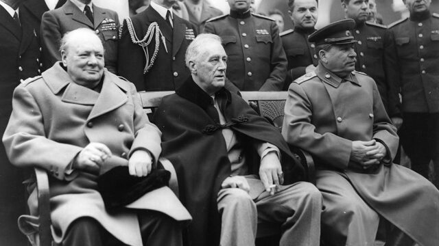 «Левада»: две трети россиян сомневаются, что англичане и американцы помогли победить Гитлера
