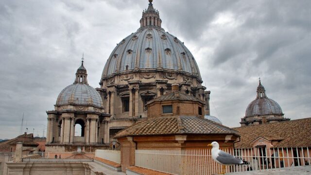 Бывшего дипломата Ватикана приговорили к пяти годам за детскую порнографию