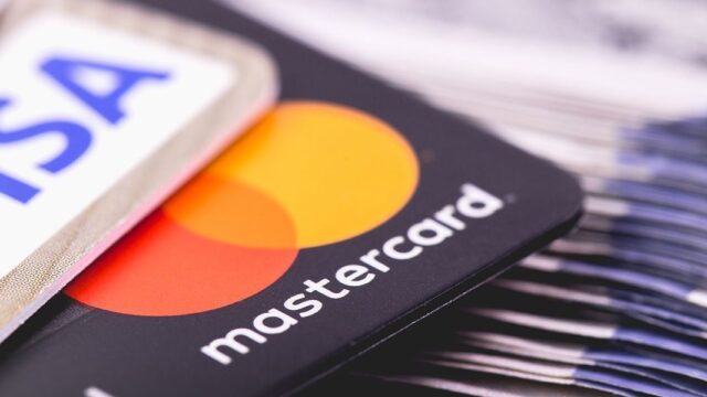 Visa и MasterCard уходят из России. Что это означает для россиян