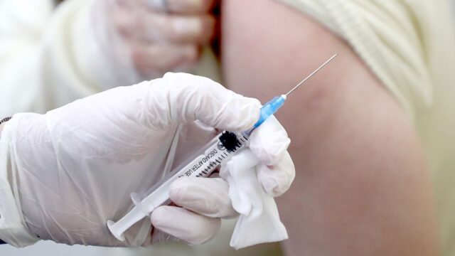 В России зарегистрировали третью вакцину от COVID-19