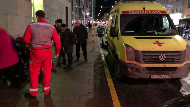 Бригада скорой помощи из Петербурга помогла прохожему на улице Стокгольма