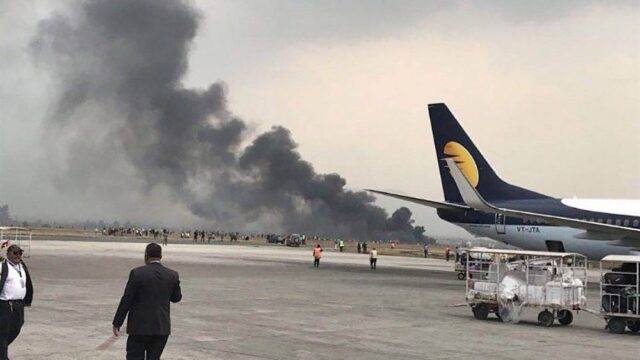 В Катманду пассажирский самолет загорелся при посадке