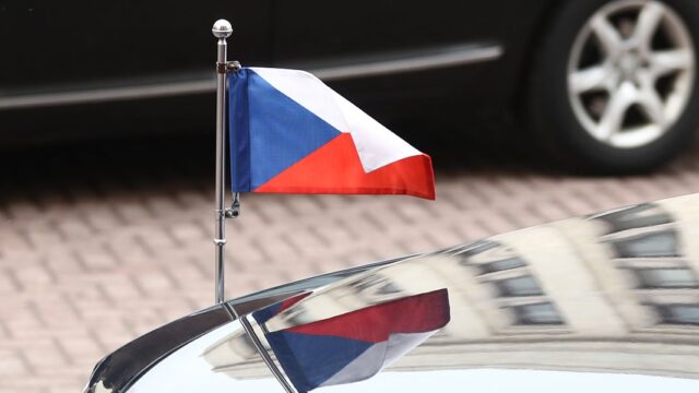 Прага угрожает выслать еще российских дипломатов, если Москва не вернет чешских
