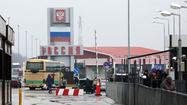 Украина обязала своих граждан выезжать в Россию по загранпаспортам
