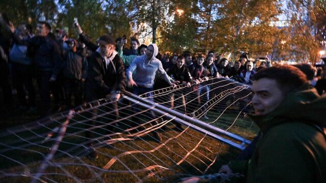 На участника протестов в сквере Екатеринбурга завели уголовное дело об оскорблении представителя власти