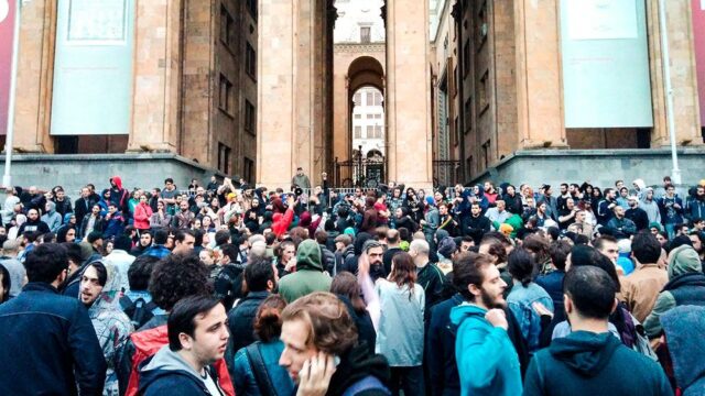 В Тбилиси начались протесты после рейда полиции по ночным клубам