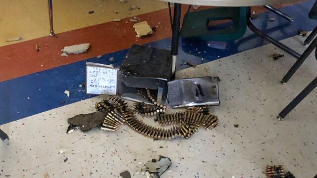 В США военный вертолет случайно сбросил ящик с боеприпасами на школу