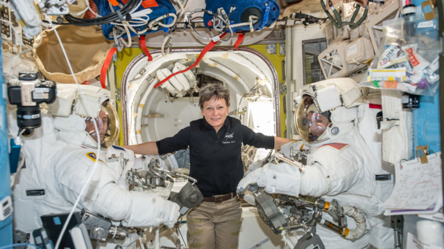 Рекордсмен НАСА Пегги Уитсон вышла на пенсию