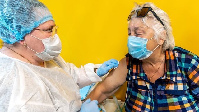 ВЦИОМ: каждый второй опрошенный россиянин поддержал вакцинацию
