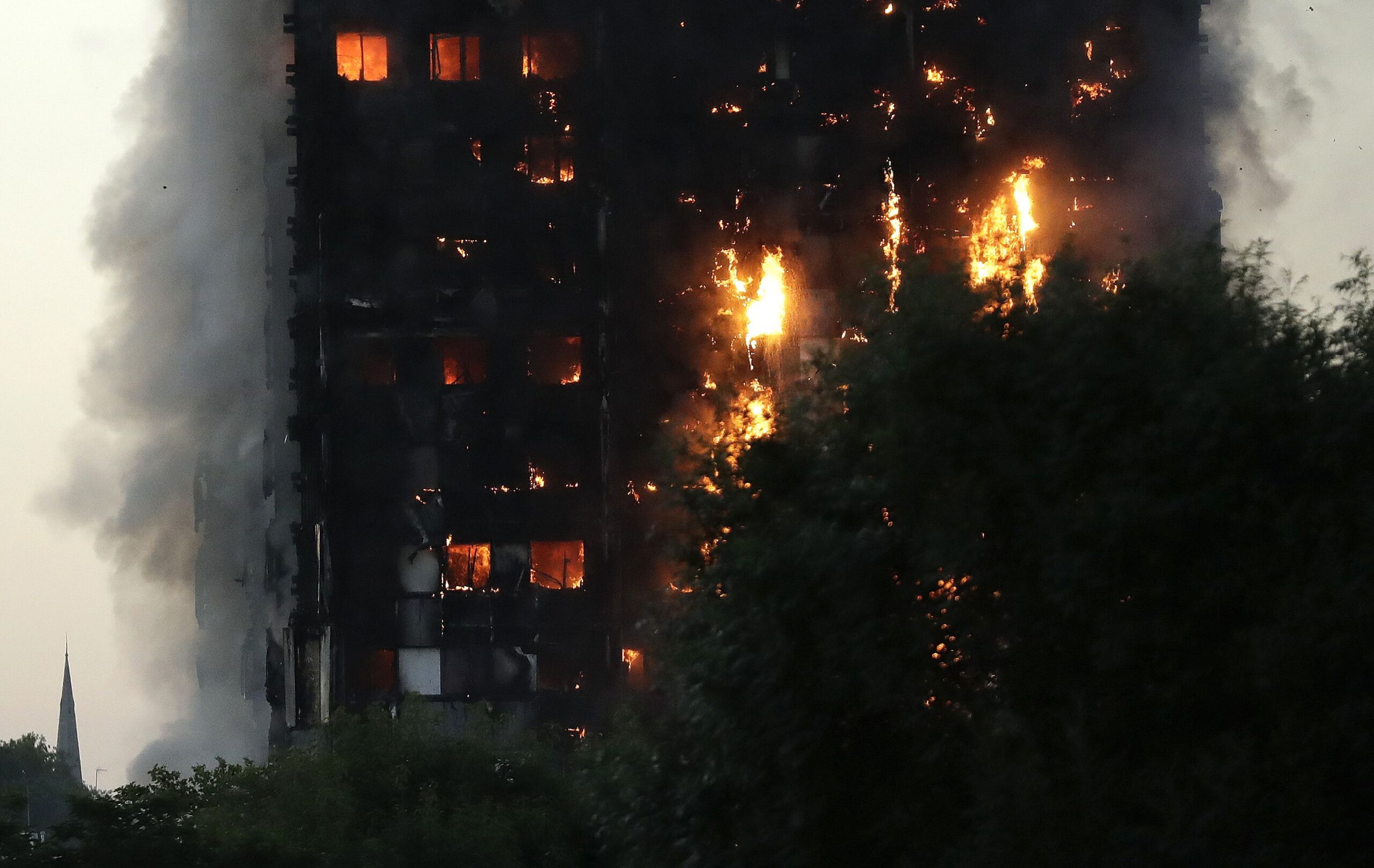 В Лондоне загорелся 27-этажный дом. Пострадали 30 человек