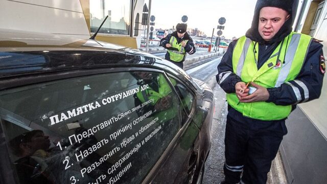 Российским автоинспекторам хотят запретить курить и грубить водителям