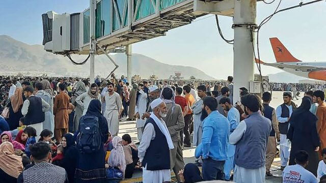 Тысячи афганцев собрались в аэропорту Кабула, чтобы улететь из страны