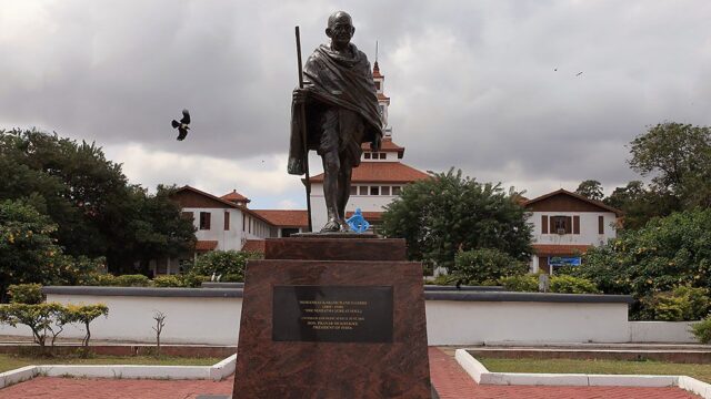 В Гане из университета убрали памятник Махатме Ганди за его расистские высказывания об африканцах