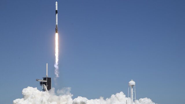 SpaceX отправила первую частную миссию на МКС