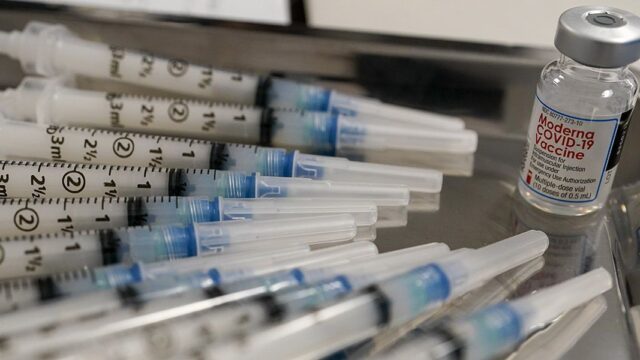 Глава компании Moderna усомнился в эффективности имеющихся вакцин в борьбе cо штаммом «омикрон»