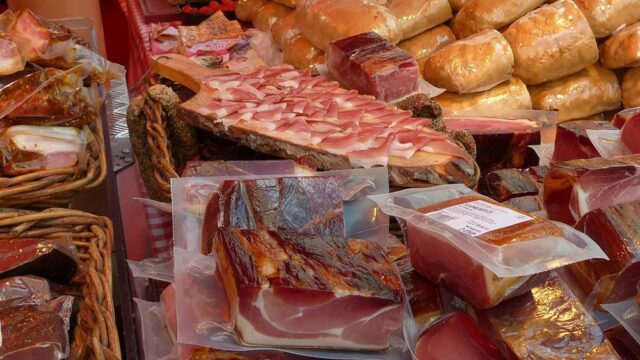 Китайский производитель свинины возместил акционерам долг ветчиной