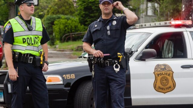 Двух американцев арестовали за попытку купить наркотики в полицейском управлении