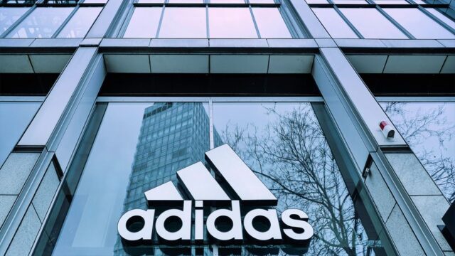 Глава HR-службы Adidas уволилась из-за конфликта с темнокожими сотрудниками